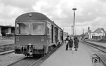 Der Sonntagsbesuch ist mit Triebwagen 0521 im Bahnhof Amelinghausen angekommen. (18.08.1968) <i>Foto: Gerd Wolff</i>