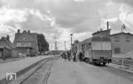 Der OHE-DT 0521 entlässt im Bahnhof Amelinghausen seine Fahrgäste. (18.08.1968) <i>Foto: Gerd Wolff</i>