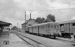 Der Personenzug P 167 aus Celle ist im Bahnhof Hankensbüttel angekommen. Hinter der Diesellok hängt der TA 343 (ex VS 145 355 / Lindner, Baujahr 1936). (17.08.1968) <i>Foto: Gerd Wolff</i>