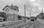 P 167 aus Celle mit dem angehängten TA 0343 im Bahnhof Hankensbüttel. (17.08.1968) <i>Foto: Gerd Wolff</i>