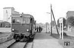 Im Schlepp einer MaK 800D ist DT 0503'' (Wismar, Baujahr 1939) im Haltepunkt Garstedt zwischen Hützel und Winsen (Luhe) eingetroffen. (18.08.1968) <i>Foto: Gerd Wolff</i>