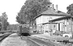 Auf der Bahnstrecke Winsen–Hützel hat DT 0503'' (mit einer MaK 800D) den Bahnhof Egestorf erreicht. (18.08.1968) <i>Foto: Gerd Wolff</i>