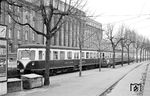 ES 147 (Westwaggon 1954) mit ET 42 (Westwaggon 1940) vor dem Kölner Bundesbahn-Direktiongebäude am Kaiser-Friedrich-Ufer, das 1967 nach dem Tod des verdienten Kölners Konrad Adenauer nach diesem umbenannt wurde. (11.11.1968) <i>Foto: Gerd Wolff</i>