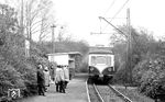 KBE ET 53 (Westwaggon 1954) wird im Haltepunkt Wesseling Nord von zahlreichen Fahrgästen erwartet. (11.11.1968) <i>Foto: Gerd Wolff</i>