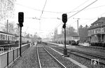 Triebwagentreffen der KBE im Bahnhof Brühl Mitte. Der nach der Verlegung der Vorgebirgsbahn vom Brühler Marktplatz am 18. April 1926 eröffnete Bahnhof befindet sich im Stadtzentrum Brühls. Die Bahnstrecke wird heute von einer Fußgängerunterführung unterquert, an der sich auch die Zugänge zu den Bahnsteigen befinden. Auch der Busverkehr in Brühl zentriert sich seit 1986 um diesen Bahnhof. (11.11.1968) <i>Foto: Gerd Wolff</i>