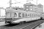 ET 202 der Köln-Bonner-Eisenbahn (KBE), der wegen seines silber-roten Anstrichs den Spitznamen "Silberpfeil" erhielt, in Bonn Rheinuferbahnhof. (11.11.1968) <i>Foto: Gerd Wolff</i>