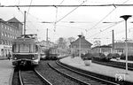 KBE-Triebwagentreffen im Endbahnhof Bonn Rheinuferbahnhof. Links die "Silberpfeile" ET 202, ET 210, ET 212 als "Schnellzüge" nach Köln, rechts u.a der ET 55. (11.11.1968) <i>Foto: Gerd Wolff</i>