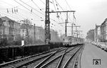 Der "Silberpfeil"-Doppeltriebwagen ET 212/210 verlässt als Schnellzug nach Köln den Bonner Rheinuferbahnhof. Links verläuft die Linke Rheinstrecke. Mit dem Bau der Stadtbahn Bonn wurden der Rheinuferbahnhof und die Linienführung an der Rabinstraße überflüssig. Ab 1978 verkehrte die Rheinuferbahn als Stadtbahn über den U-Bahnhof „Hauptbahnhof“ im Bonner Stadtbahnnetz. (11.11.1968) <i>Foto: Gerd Wolff</i>