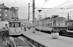 Anschluss zwischen der Köln-Bonner Eisenbahn (KBE) mit ET 202 nach Köln und Tw 327 der Straßenbahn Bonn – Godesberg – Mehlem (GM) nach Mehlem im Bonner Rheinuferbahnhof. (11.11.1968) <i>Foto: Gerd Wolff</i>