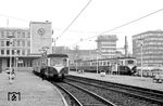 Im Endbahnhof Köln Barbarossaplatz treffen sich der KBE-Triebwagen ET 52 (de Dietrich/Talbot 1944/51) und ES 152 (Westwaggon 1956). (11.11.1968) <i>Foto: Gerd Wolff</i>