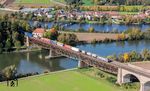 Eine 193 von SBB-Cargo passiert mit DGS 43183 von Köln-Eifeltor nach Hegyeshalom in Ungarn (gleich hinter der Grenze zu Österreich), die Mariaorter Brücke über die Donau bei Regensburg. Die drei Hauptöffnungen der 368 m langen Brücke bestehen aus stählernen Fachwerkträgern aus unterschiedlichen Bauzeiten.  (16.10.2024) <i>Foto: Joachim Schmidt</i>