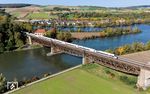 Eine 411-Doppeleinheit als ICE 91 nach Wien auf der Mariaorter Brücke bei Regensburg. Der Name der Brücke stammt von der Wallfahrtskirche Mariaort, die unmittelbar an der Mündung der Naab in die Donau liegt (oben) und durch ihre einheitliche Architektur und Ausstattung aus der Übergangszeit vom Rokoko zum Klassizismus eine besondere Stellung einnimmt.  (16.10.2024) <i>Foto: Joachim Schmidt</i>