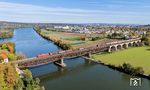 Eine 185 mit EZ 45904 auf dem Weg nach Nürnberg auf der Mariaorter Brücke bei Regensburg. (16.10.2024) <i>Foto: Joachim Schmidt</i>