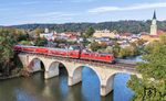 111 058 fährt mit RE 4079 nach Passau über die Vils in Vilshofen. (16.10.2024) <i>Foto: Joachim Schmidt</i>