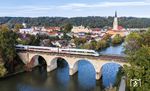 411 060 als ICE 93 nach Wien auf der Vilsbrücke in Vilshofen. (16.10.2024) <i>Foto: Joachim Schmidt</i>