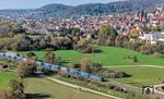 Bei Gelnhausen fährt LTE 186 941 mit einer "Rollenden Landstraße" vorbei. (25.10.2024) <i>Foto: Joachim Schmidt</i>