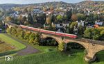 Vor den Häusern des Wettbergs in Witten-Bommern ist 612 507/506 auf dem Ruhrviadukt in Richtung Hagen unterwegs. (26.10.2024) <i>Foto: Joachim Schmidt</i>