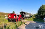 Köf 6007 der Arbeitsgemeinschaft Historische Eisenbahn (AHE) Bodenburg mit einem Geburtstags-Sonderzug in Almstedt-Segeste. Die Kleinlok war 1937 von der BMAG an die Beschaffungsstelle für Flughafenbau Berlin für den Fliegerhorst Nordholz geliefert worden. Bei der DB lief die Lok als 322 609, wurde am 26.07.1977 in Kassel ausgemustert und anschließend an eine Privatfirma verkauft. Zur AHE gehört sie seit 1995. (21.09.2024) <i>Foto: Joachim Schmidt</i>