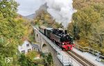 Der Sonderzug mit 11 SM auf dem Tönissteiner Viadukt (120 m) bei Burgbrohl. Hier wechselt die Brohltalbahn oberhalb des Haltepunkts Bad Tönisstein von der östlichen auf die Westseite des Brohltals, überquert Brohlbach und Brohltalstraße (Bundesstraße 412), bevor sie einen 95 Meter langen Tunnel durchfährt. (27.10.2024) <i>Foto: Joachim Schmidt</i>