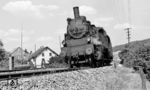 75 1115 (Bw Waldshut) mit einem Personenzug in Neuhausen an der Hochrheinbahn. Sie ist Teil der deutschen Eisenbahnstrecken auf Schweizer Gebiet, die unter der Verantwortung der DB stehen.  (25.08.1949) <i>Foto: Karl Wyrsch, Slg. D. Ammann</i>