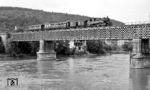 75 1107 überquert mit P 4413 aus Waldshut die Rheinbrücke in Koblenz/CH und damit die deutsch-schweizer Grenze. (22.08.1959) <i>Foto: Karl Wyrsch, Slg. D. Ammann</i>