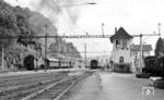 Nach nur 12 Minuten Aufenthaltszeit startet 75 1107 im Bahnhof Koblenz/CH mit der Rückfahrt des P 4408 nach Waldshut. (22.08.1959) <i>Foto: Karl Wyrsch, Slg. D. Ammann</i>