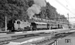 75 1107 dampft mit P 4408 nach Waldshut aus dem Bahnhof Koblenz/CH. Die Fahrzeit zwischen den beiden Orten betrug 7 Minuten. (22.08.1959) <i>Foto: Karl Wyrsch, Slg. D. Ammann</i>