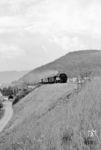 Am späten Nachmittag sprang die Waldshuter 94 834 vor den Pendelzügen nach Koblenz/CH ein und hat hier mit P 4415 soeben die Grenze zur Schweiz hinter der Koblenzer Rheinbrücke passiert. (22.08.1959) <i>Foto: Karl Wyrsch, Slg. D. Ammann</i>