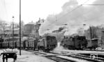 75 1117 (Bw Waldshut) bringt einen Leerwagenpark im Bahnhof Schaffhausen zur Abstellanlage. Daneben ist 75 409 aus Radolfzell als Rangierfahrt unterwegs. (03.1962) <i>Foto: Karl Wyrsch, Slg. D. Ammann</i>