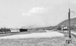 75 1012 (Bw Waldshut) mit P 2130 aus Waldshut bei Beringen kurz vor Schaffhausen. Rechts ist ein Straßenbahnzug auf der Strecke Oberwiesen-Stühlingen–Schaffhausen unterwegs, die im Oktober 1964 durch Autobusse ersetzt wurde. (25.08.1949) <i>Foto: Karl Wyrsch, Slg. D. Ammann</i>