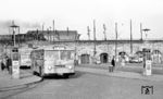 Oberhalb des alten zentralen Busbahnhofs am Kölner Hauptbahnhof wartet eine preußische T 18. Am Busbahnsteig 1c steht der Kraftpostomnibus des Fabrikats Krauss-Maffei KMO 150 nach Gießen. (11.1952) <i>Foto: Karl Wyrsch, Slg. D. Ammann</i>