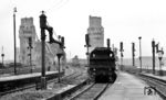 78 209 vom Bw Köln Bbf wartet in Köln Hbf auf die Ausfahrt zur Hohenzollernbrücke Richtung Deutz. Als Provisorium war die Brücke notdürftig von der Firma Krupp Stahlbau Rheinhausen wieder benutzbar gemacht und am 8. Mai 1948 dem Verkehr übergeben worden.  (11.1952) <i>Foto: Karl Wyrsch, Slg. D. Ammann</i>