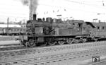 78 328 vom Bw Dillingen (Saar), eine ehemalige SAAR-Maschine, vor einem Personenzug in Saarbrücken Hbf. (23.03.1963) <i>Foto: Karl Wyrsch, Slg. D. Ammann</i>