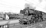 In Saarbrücken Hbf steht die Trierer 03 102. Dahinter wartet 78 328 aus Dillingen (Saar). (23.03.1963) <i>Foto: Karl Wyrsch, Slg. D. Ammann</i>