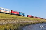 Auf dem Hindenburgdamm östlich von Morsum begegnen sich der IC 2375 nach Frankfurt/M mit PRESS 218 056 und 218 397 und Autozug AS 1422 nach Westerland (Sylt) mit 245 027. (05.10.2024) <i>Foto: Joachim Bügel</i>