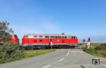 218 839 und 218 322 passieren den Bahnübergang Gurtmuasem bei Archsum. (05.10.2024) <i>Foto: Joachim Bügel</i>