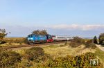 PRESS 218 054 (ex 218 448) und 218 497 legen sich mit IC 2310 aus Köln östlich von Morsum in die Kurve. (05.10.2024) <i>Foto: Joachim Bügel</i>