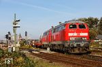 Am Bahnübergang Königskamp in Westerland (Sylt) rangieren 218 390 und 218 344 den AS 1423 an die Verladeanlage. (06.10.2024) <i>Foto: Joachim Bügel</i>