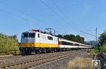 111 049 führt einen Sonderzug mit schweizer Wagenmaterial bei Leipzig-Schönefeld. Der Zug von Prag nach Lausanne war auffallend pünktlich. Vielleicht, weil Bahnkunden aus der Schweiz Pünktlichkeit gewöhnt sind und sich die Deutsche Bahn keine Blöße geben wollte?  (20.09.2024) <i>Foto: Ralf Opalka</i>