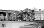 23 080 war aus Oldenburg ins Bw Osnabrück Rbf gekommen und pausiert vor dem dortigen Schuppen. (17.12.1962) <i>Foto: Bernd Kappel</i>