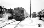 Neben 03 071 aus Rheine wartet im Bw Münster VT 25 503. Rechts ist die "moderne" Fraktion präsent mit V 100 1007 und einem VT 95. (02.01.1963) <i>Foto: Bernd Kappel</i>