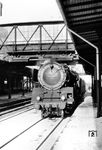 01 033 vom Bw Hannover Ost fährt mit E 576 (Westerland - Trier) in Hamburg-Harburg ein. (14.01.1963) <i>Foto: Bernd Kappel</i>