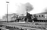 Mit dem D 97 nach Hamburg-Altona startet die Osnabrücker 01 1057 in Münster (Westf) Hbf. Die Parallelfahrt mit dem dahinter ausfahrenden D 65 nach Norddeich klappte an diesem Tag nicht so ganz. (06.04.1963) <i>Foto: Bernd Kappel</i>