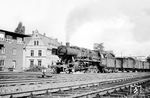 50 2535 (Bw Münster/Westf) fährt mit einem Güterzug in Münster (Westf) Hbf ein. Das Wärterstellwerk "Mn" (links) aus dem Jahr 1948 war langjähriger Arbeitsplatz des Fotografen. Es besaß 100 Hebelplätze und war durchgehend mit zwei Bediensteten besetzt, weshalb man für ein Foto seinen Arbeitsplatz auch schon mal unauffällig kurz verlassen konnte. (18.06.1963) <i>Foto: Bernd Kappel</i>