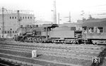 Für die Bereitstellung der Wagenparks in Hagen Hbf war an diesem Tag 57 2896 vom Bw Hagen Gbf zuständig. (24.06.1963) <i>Foto: Bernd Kappel</i>