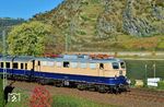 In Oberwesel hatte der Sonderzug mit E 10 1239 einen längeren Aufenthalt und rollt langsam in den Bahnhof ein. Auf der gegenüberliegenden Rheinseite ist das Südportal des Roßsteintunnels zu erkennen. (03.11.2024) <i>Foto: Zeno Pillmann</i>