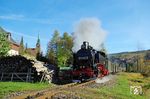 99 1794 mit P 1001 nach Kurort Oberwiesenthal in Hammerunterwiesenthal. (26.10.2024) <i>Foto: Andreas Höfig</i>