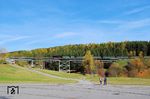 Die größte Brücke der Fichtelbergbahn ist das Gerüstpfeilerviadukt über das Hüttenbachtal kurz vor dem Endpunkt der Strecke in Kurort Oberwiesenthal. Die Brücke liegt in einer Steigung von 3,3 % und einem Gleisbogen mit 350 m Radius. Die vier Brückenfelder haben bei einer Gesamtlänge von 100 m eine lichte Weite von 17,5 m. Die Höhe des Viadukts beträgt 18 m. 99 1794 wid mit P 1001 aus Cranzahl gleich ihren Zielbahnhof erreichen. (26.10.2024) <i>Foto: Andreas Höfig</i>