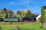 99 1794 rollt mit P 1002 nach Cranzahl an der einzigen Melanchthon-Kirche Sachsens in Hammerunterwiesenthal vorbei. (26.10.2024) <i>Foto: Andreas Höfig</i>