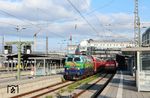 Die in den Farben des ehemaligen DB-Touristikzuges lackierte 218 443 vor RB 27057 nach Mühldorf in München Hbf. Daneben ist 218 430 angekommen. (27.08.2024) <i>Foto: Marvin Christ</i>